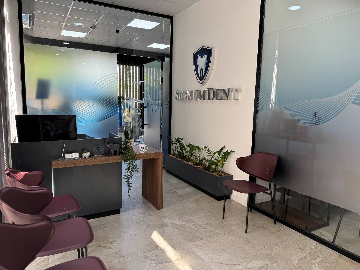 Recepsioni i klinikës Signum Dent me logon në mur