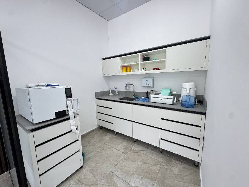 Zona e sterilizimit me autoklavë dhe instrumente