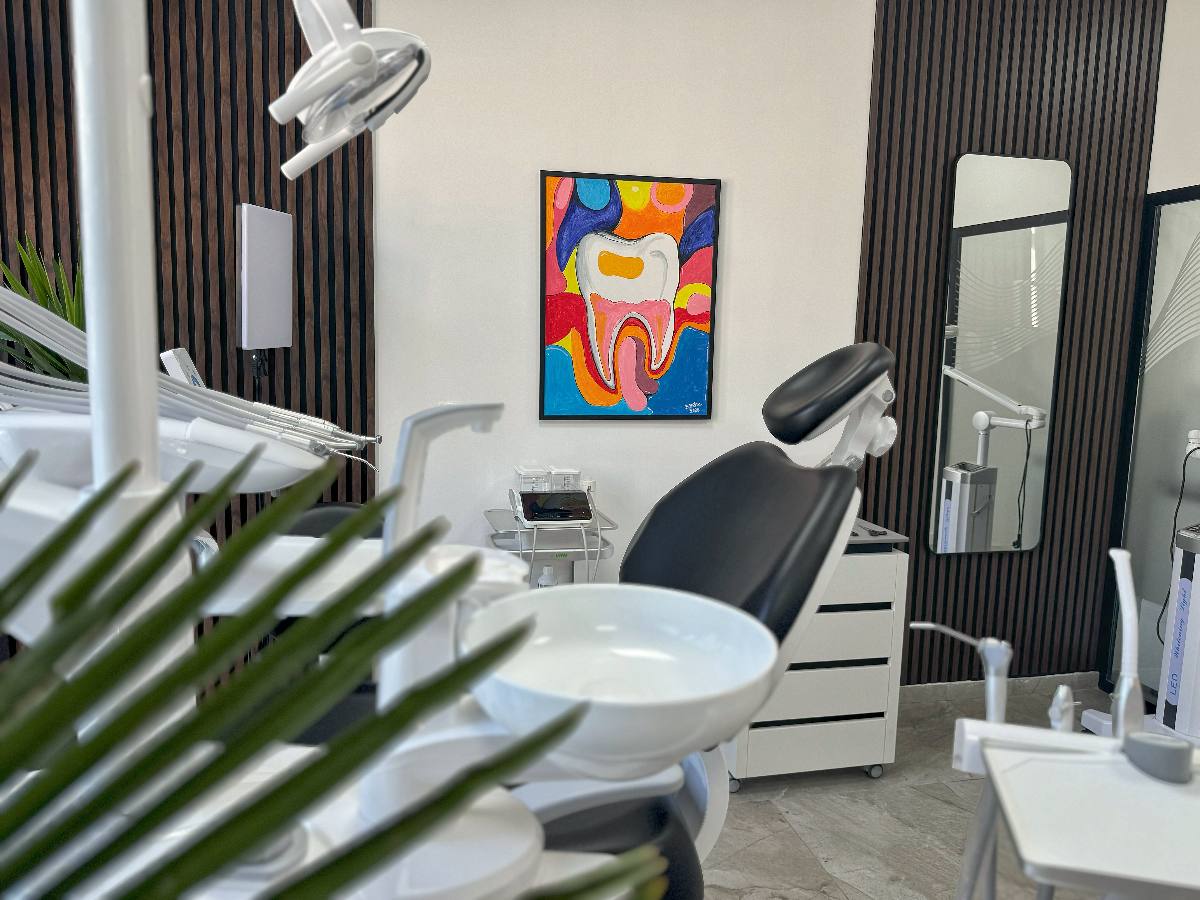 Dhoma e trajtimit në Signum Dent me karrigë dentare moderne